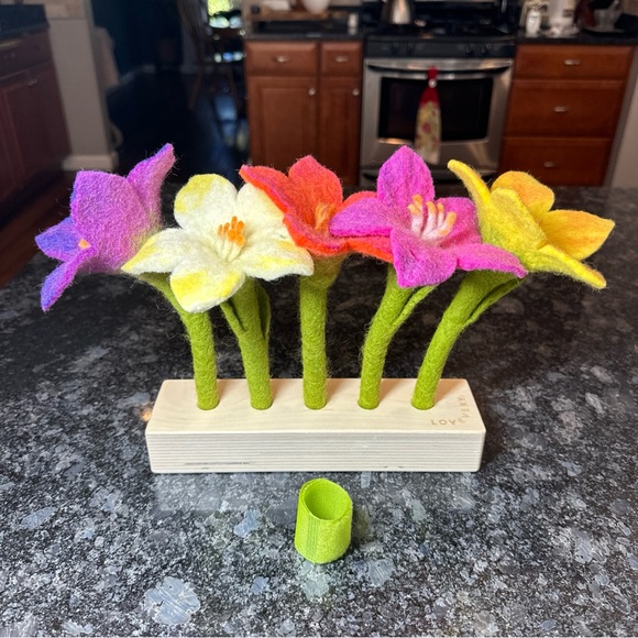 LOVEVERY Felt Flowers In A Row - From The Helper Play Kit For 25-27 Months - Picture 1 of 8
